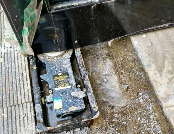 地簧門維修及保養